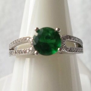 A deep green gemstone engagement ring, size 7 US, 925 silver, promise ring.